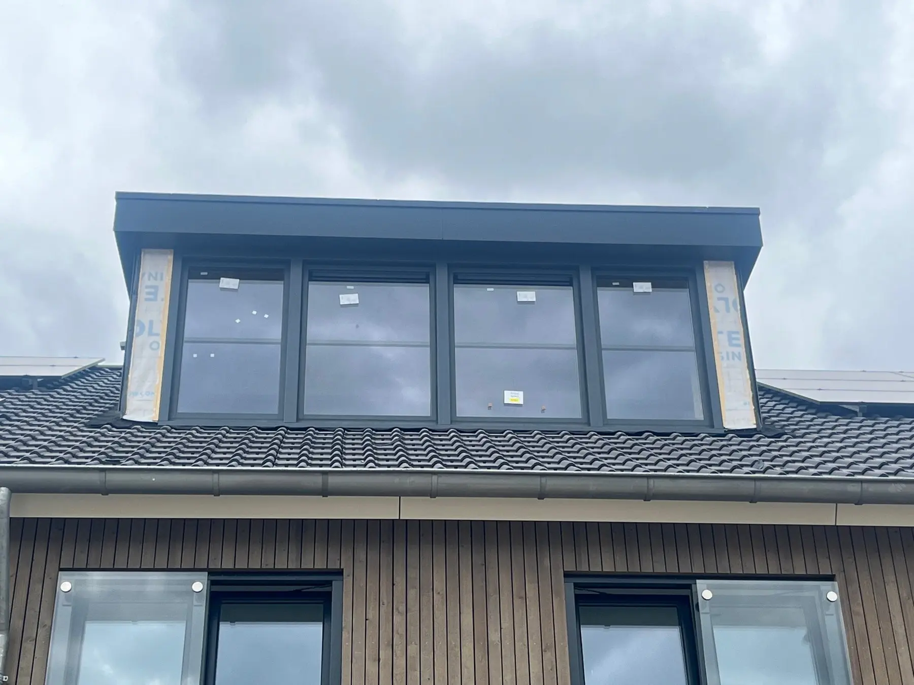Nieuwe dakkapel met vier kozijnen, gezien vanaf de straat