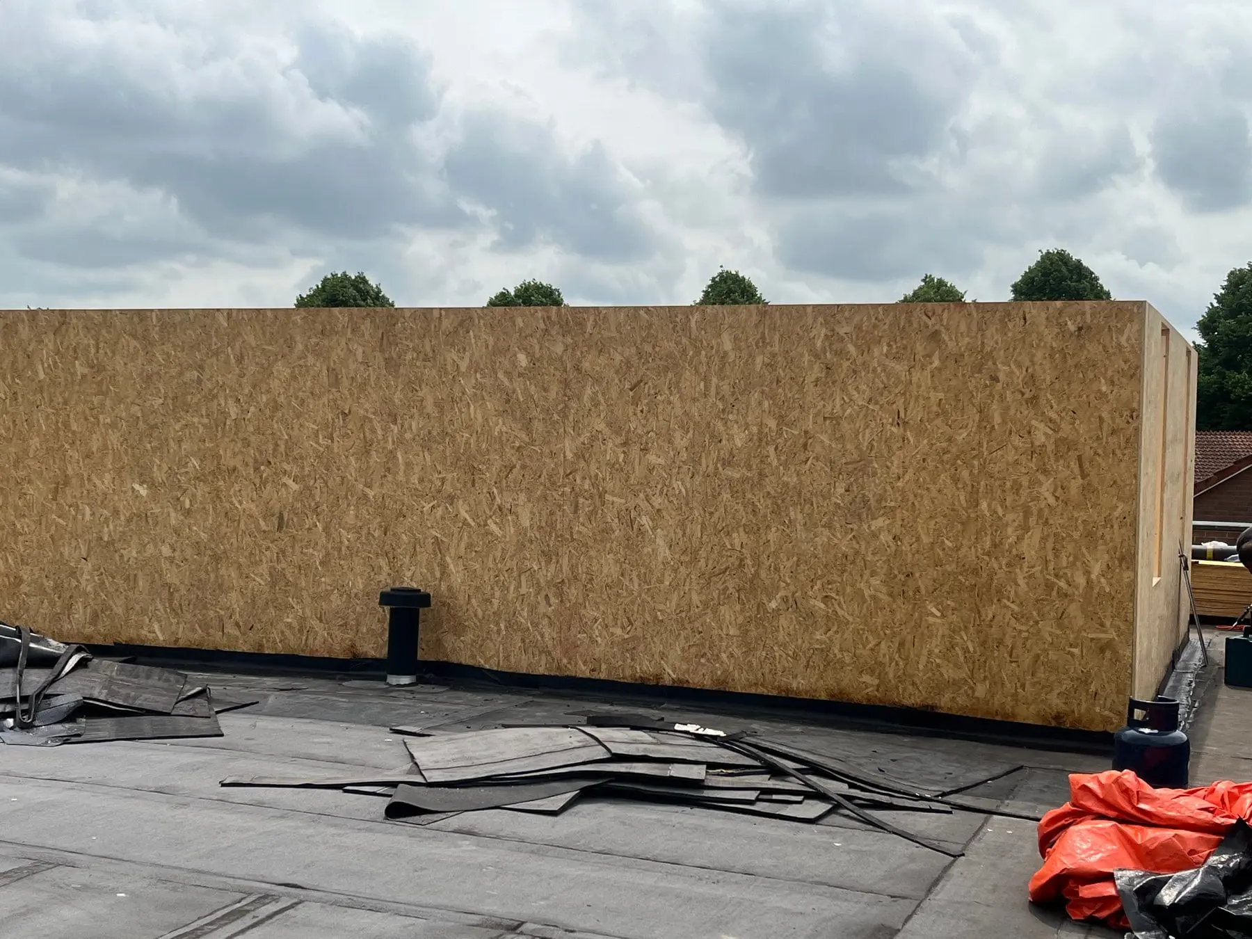 Casco van een dakopbouw in plaatmateriaal op een plat dak