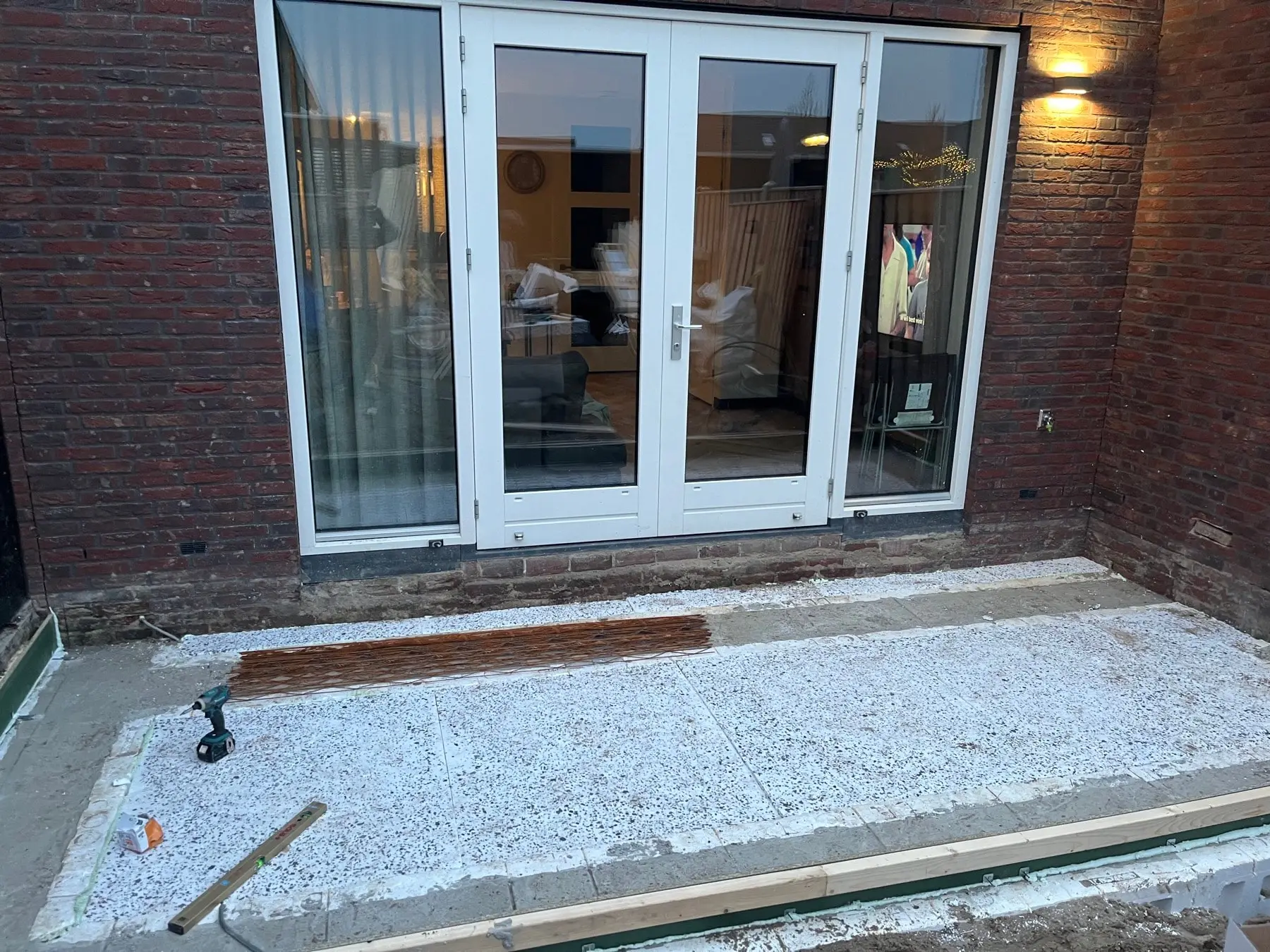 Isolatiegrind uitgevlakt op de plek van de nieuwe betonvloer
