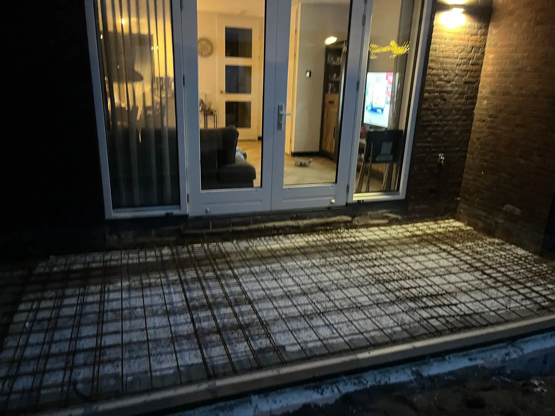 Wapeningsnet gelegd op de geïsoleerde ondergrond, klaar om te storten